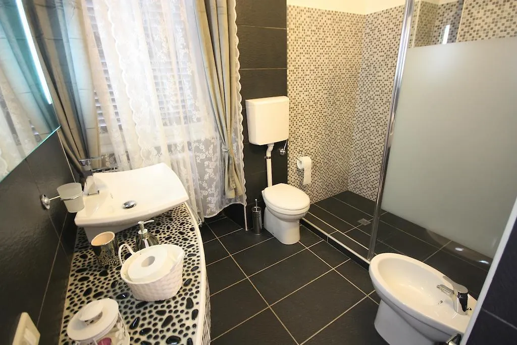 B&B 7 Archi Como 2*,  Italien